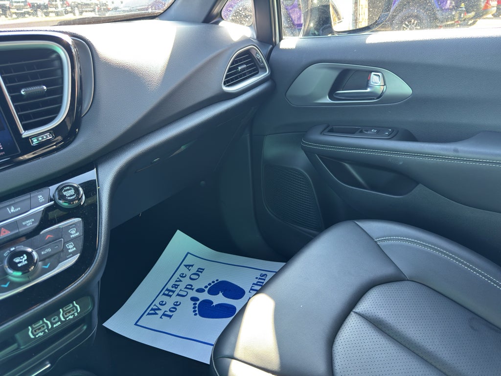 2025 Chrysler Pacifica Select