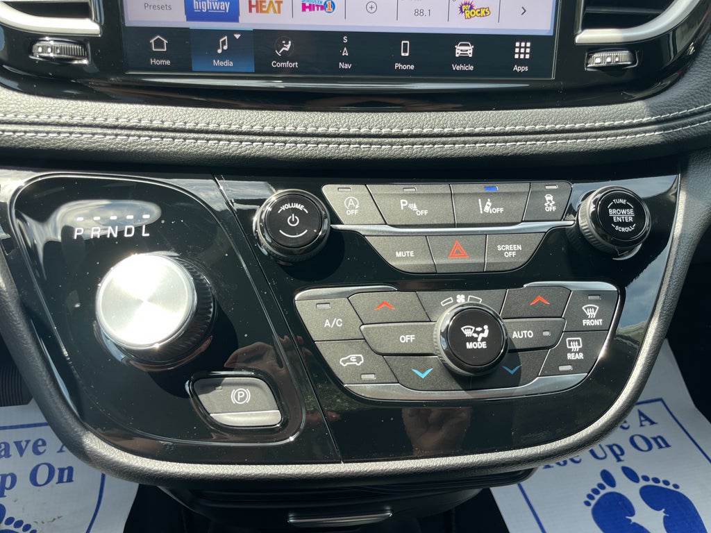 2027 Chrysler Pacifica Select